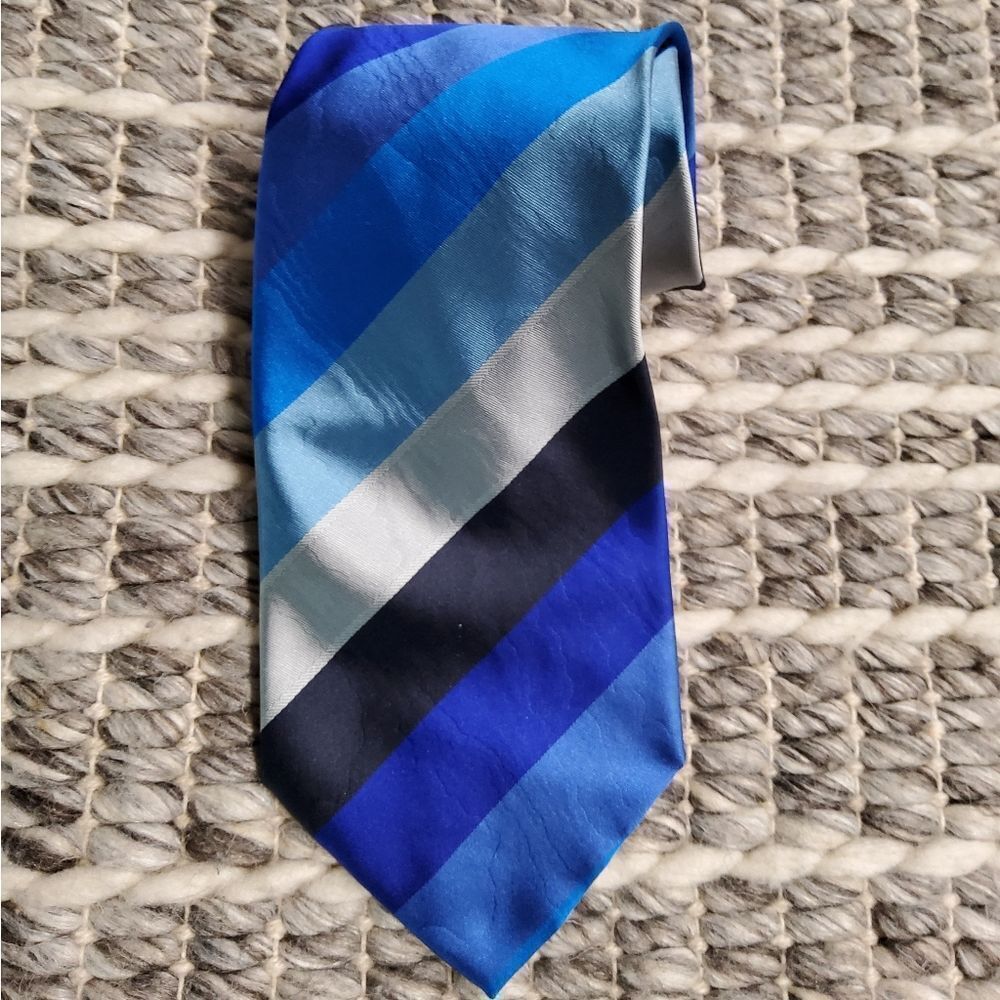 UNGARO Paris Silk Textured Dress Tie